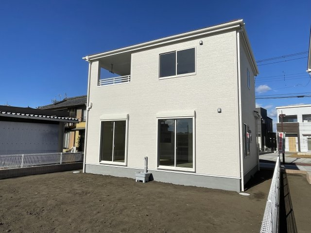 第1高崎新町（全2棟）1号棟の外観|隣地との距離も保ちながらも綺麗な街並みに溶け込みました！ 駐車スペースやお庭も十分に確保しています！