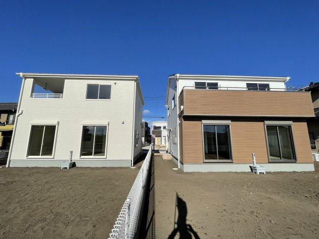 第1高崎新町（全2棟）1号棟の外観|隣地との距離も保ちながらも綺麗な街並みに溶け込みました！ 駐車スペースやお庭も十分に確保しています！