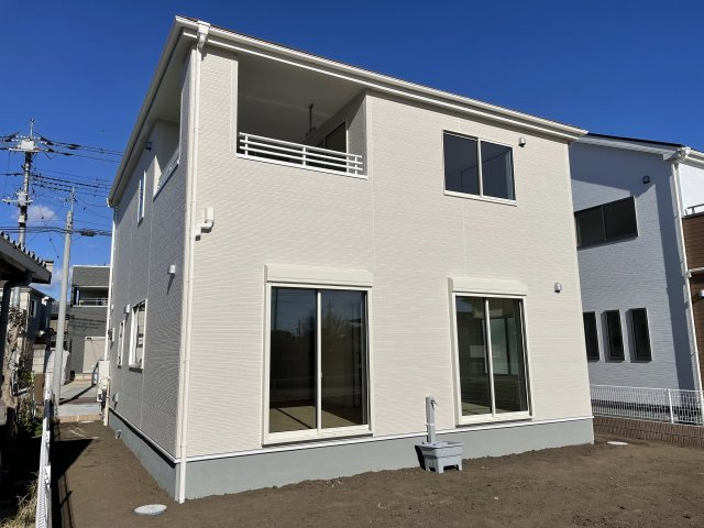 第1高崎新町（全2棟）1号棟の外観|隣地との距離も保ちながらも綺麗な街並みに溶け込みました！ 駐車スペースやお庭も十分に確保しています！