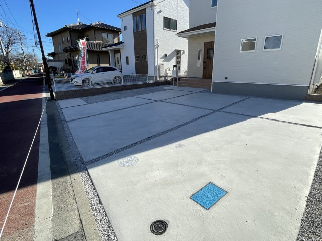 第1高崎新町（全2棟）1号棟の駐車場|美しい街並みの分譲地です。車の出し入れもラクラクなカースペース及び広々な前面道路です。 車の運転が苦手な奥様もこれなら安心です(^▽^)/
