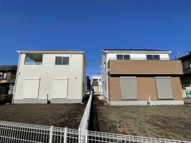 第1高崎新町（全2棟）1号棟の外観|隣地との距離も保ちながらも綺麗な街並みに溶け込みました！ 駐車スペースやお庭も十分に確保しています！