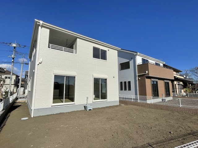 第1高崎新町（全2棟）1号棟の外観|隣地との距離も保ちながらも綺麗な街並みに溶け込みました！ 駐車スペースやお庭も十分に確保しています！
