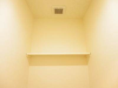カーサ・ヴェルデ西洞院の内装|トイレ上部棚
