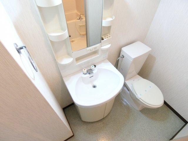 キャッスル山村の独立洗面台|同物件別部屋イメージ写真