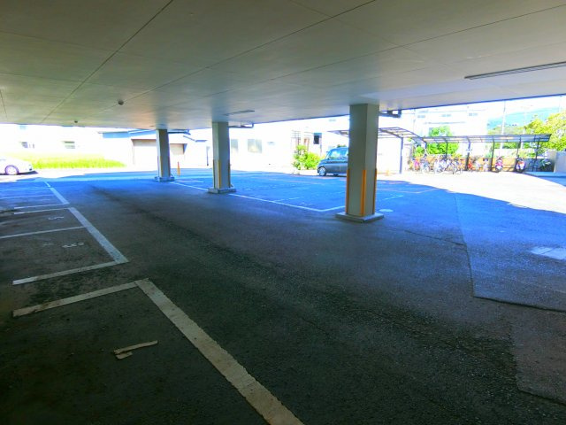 キャッスル山村の駐車場