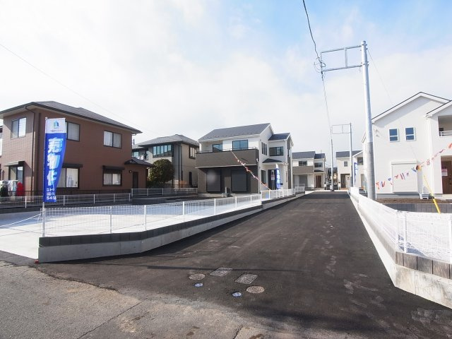 新築　渋川市金井第11　Livele Garden.S　1号棟の前面道路含む現地写真|南東側接道幅員約4.1ｍ	