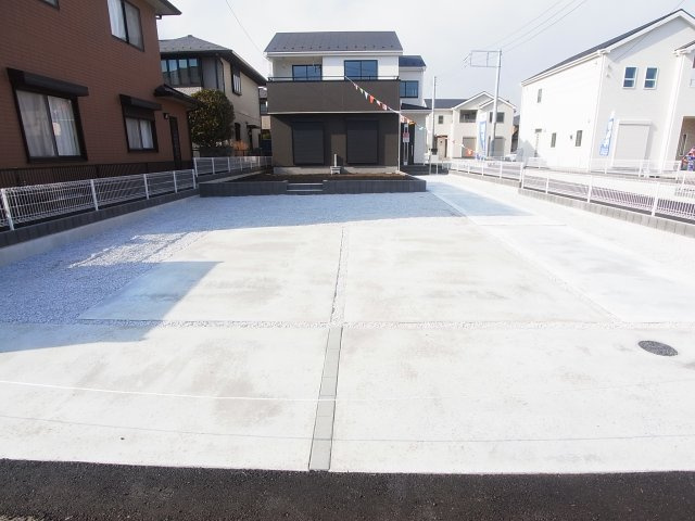 新築　渋川市金井第11　Livele Garden.S　1号棟の駐車場|現地写真　 駐車スペース広々！建物南側に4台置けます♪					
