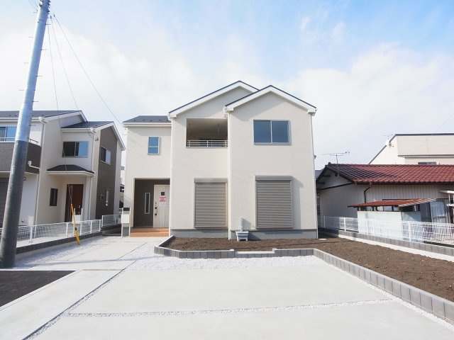 新築　渋川市金井第11　Livele Garden.S　3号棟の駐車場|現地写真　 駐車スペース広々！建物南側に並列4台置けます♪					
