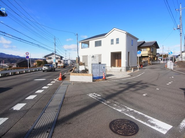 新築　渋川市北橘町第6　Livele Garden.S　1号棟の前面道路含む現地写真|南側接道幅員約9.3ｍ　東側接道幅員約4.9ｍ