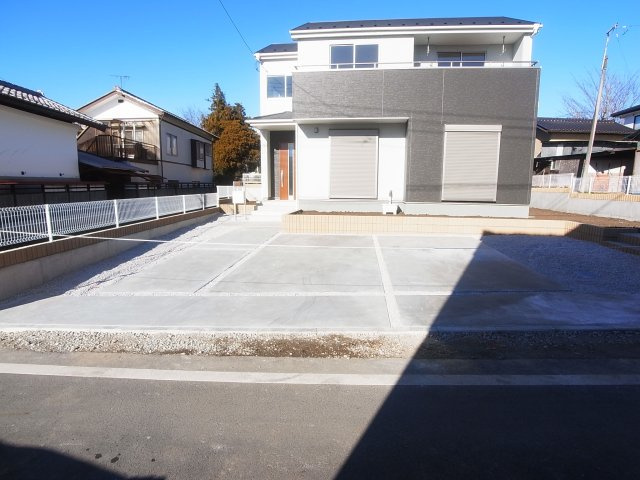 新築　渋川市北橘町第5　Livele Garden.S　1号棟の駐車場|現地写真　駐車スペースは建物南側に並列3台分可能です！					
