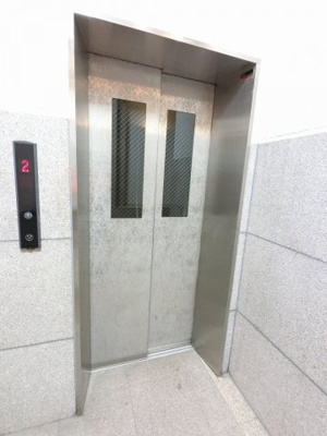 【その他共用部分】 | ベルクレール横濱ベルヴィー | お買い物時やベビーカーの出し入れに便利なエレベーター付です。