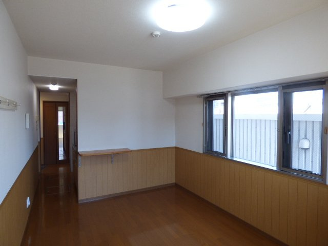 【居間・リビング】 | ミレーユ・ステディア | 角部屋なので窓が２面あり、明るく風通しが良いです！　