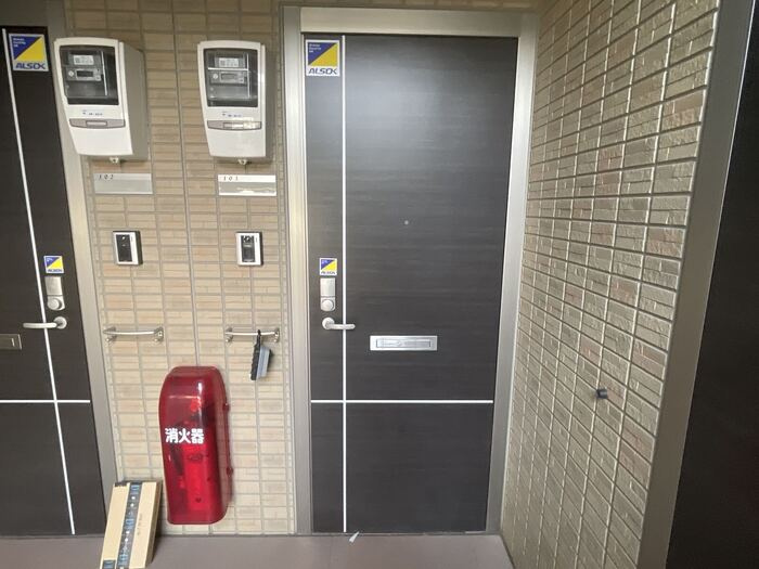 D-room西小二里の玄関