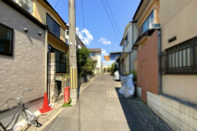 【前面道路含む現地写真】 | 伏見区石田内里町　中古戸建 | 徒歩約4分に広い月極駐車場があります《現在空有》※空状況などは都度要確認　MOMOテラスやイズミヤが車で4分にあり気軽にショッピングが楽しめます。