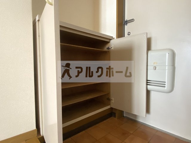 高安グリーンハイツの玄関