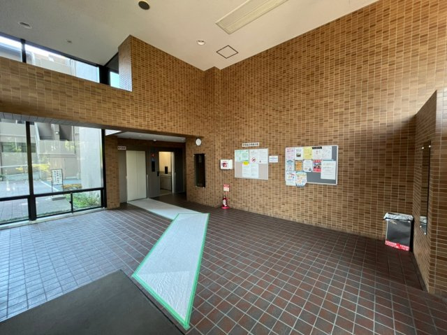 四季彩都いちょう館B棟のエントランス|明るく開放感のあるエントランスです。