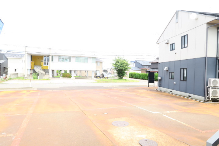 ハイツピースフル Aの駐車場
