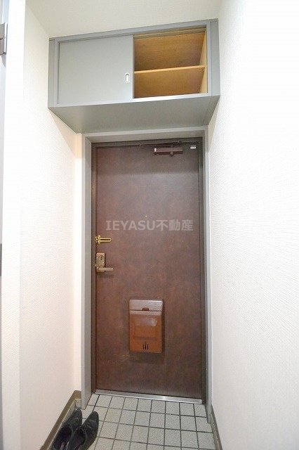 ユーアイビルの玄関