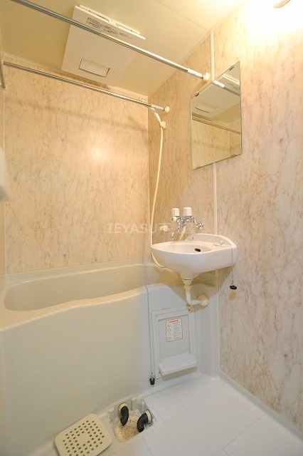 ユーアイビルの浴室