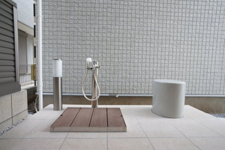 【その他共用部分】 | エントランスにあるペット足洗い場とイスです