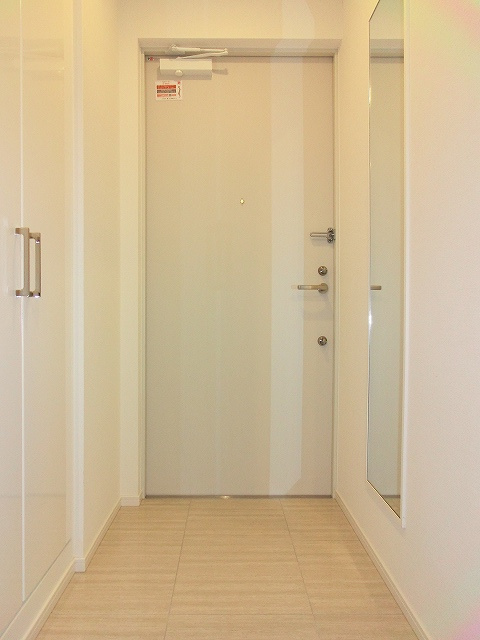 ParkAxis上野三丁目の設備|玄関ダブルロック、姿見鏡付です