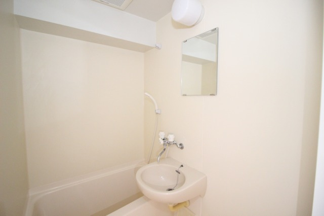 オレンジハウスの洗面所|脱衣スペースもあります