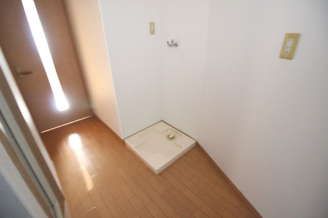 オレンジハウスの洗面所|脱衣スペースもあります