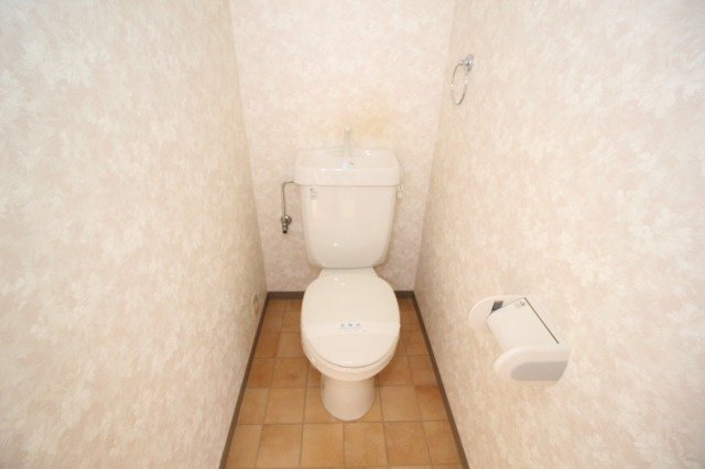 オレンジハウスのトイレ|ゆったりとした空間のトイレです