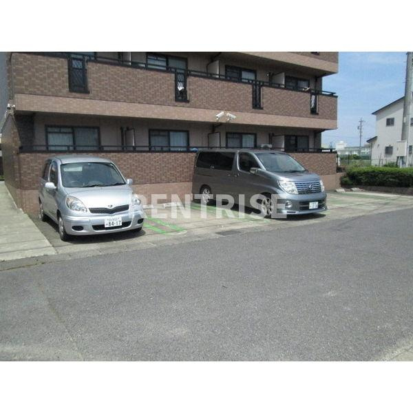 ルミエール・Wの駐車場