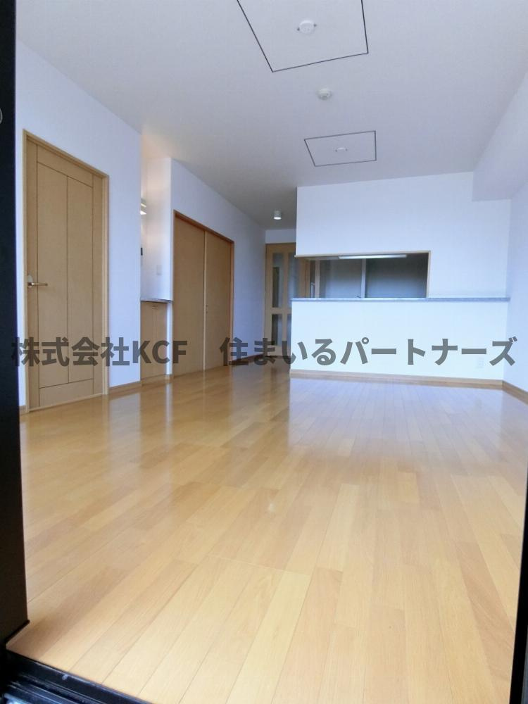 アースコート久留米本町の居間・リビング|使いやすい居間です