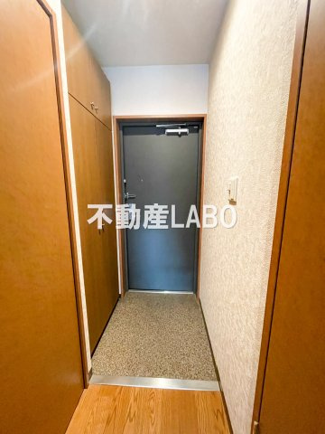 シャトー弁天参番館の玄関
