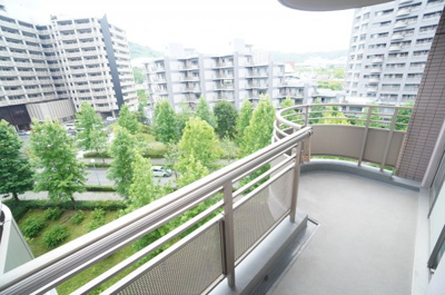 【展望】 | Acityタワーズイースト・ウィング棟（リノベ済） | 【メインバルコニー】
本物件には、メインとサブ、アウトドアーユニットが2ヶ所と、
外に出られる空間が4か所もあります。
物件全体では4面採光となる何とも贅沢な造りですね。