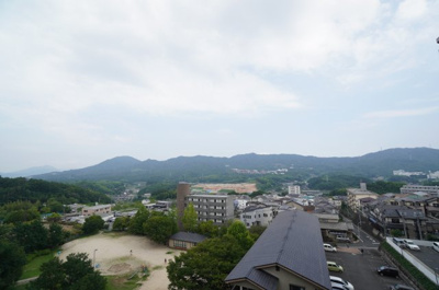 【展望】 | Acityタワーズイースト・ウィング棟（リノベ済） | 【西風新都の自然】
四季の移ろい・爽やかな青空や風を感じられ
自然を愉しめるパノラマビュー。
毎日の暮らしに余裕を感じさせてくれる、
遮る物の無い開放的な眺望を是非、ご堪能ください。
