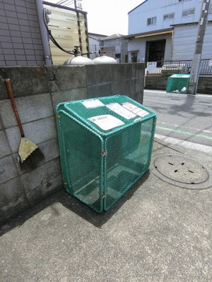 【その他共用部分】 | ビューラー新羽 | 敷地内ごみ置き場でごみ出しもらくらく～♪忙しい社会人さんや主婦さんにもうってつけ！