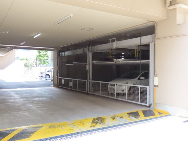 ファミール深江橋アーバンステージの駐車場