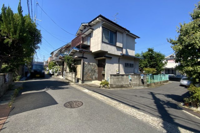 【前面道路含む現地写真】 | 宇治市羽拍子町　中古戸建 | 《おかもと総合クリニック》が徒歩5分にあるので、安心して暮らせます。