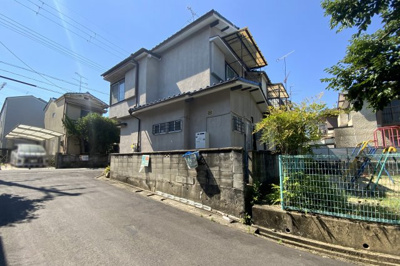 【前面道路含む現地写真】 | 宇治市羽拍子町　中古戸建 | 車で約7分に《MEGAドン・キホーテ》があり、ディスカウントのお買物が楽しめます。