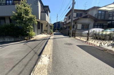 【前面道路含む現地写真】 | 宇治市羽拍子町　中古戸建 | 1番近いコンビニエンスストアは、セブンイレブン 宇治開町店です。徒歩4分にあります。