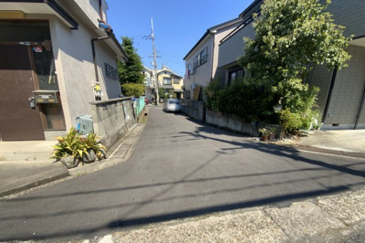 【前面道路含む現地写真】 | 宇治市羽拍子町　中古戸建 | 郵便局や銀行が徒歩10分以内にあるので、大変便利ですよ。
