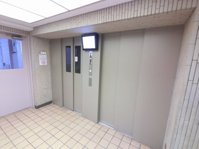 【その他共用部分】 | 多摩川サンハイツ | お買い物時やベビーカーの出し入れに便利なエレベーター付
混雑時にも便利なエレベーター2基付です。