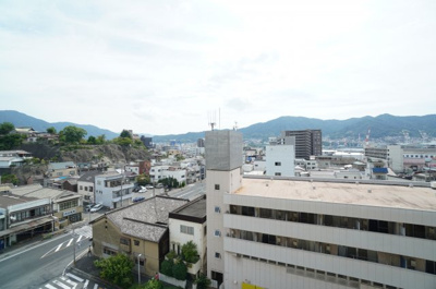 【展望】 | パブリコーポ海岸通（リノベ済） | 【四季を感じる】
四季の移ろい・爽やかな青空や風を感じられ
自然を愉しめるパノラマビュー。
毎日の暮らしに余裕を感じさせてくれる、
遮る物の無い開放的な眺望を是非、ご堪能ください。