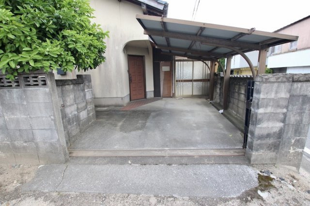 添田戸建の駐車場|駐車場は今は１台なのですが、奥の倉庫部分などを解体すると２台駐車も可能です。