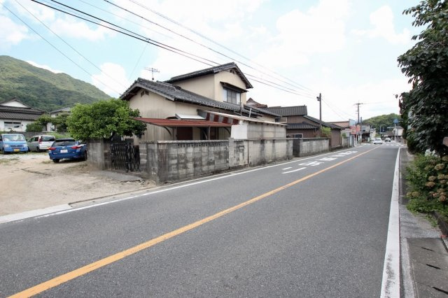 添田戸建の前面道路含む現地写真
