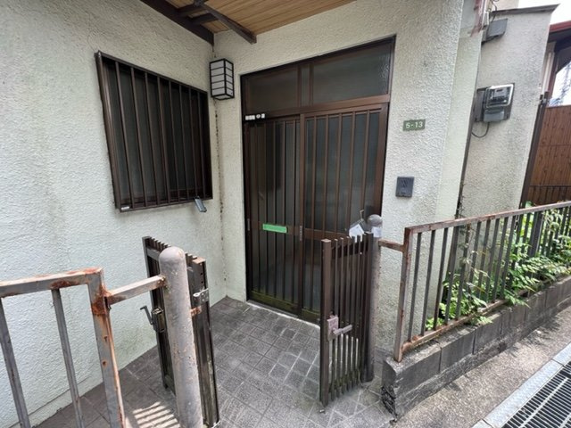  新緑と光のカサ・フェリーチェのエントランス