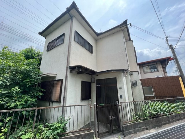  新緑と光のカサ・フェリーチェの外観