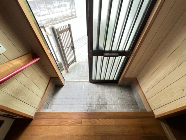  新緑と光のカサ・フェリーチェの玄関