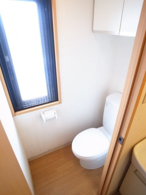 【トイレ】 | 都町小川マンション | 上部収納ラック付きのお手洗い。角部屋は換気用の窓もあります。