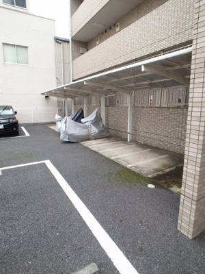 【駐車場】 | 都町小川マンション | バイク、駐車場も所定のスペースへ。
