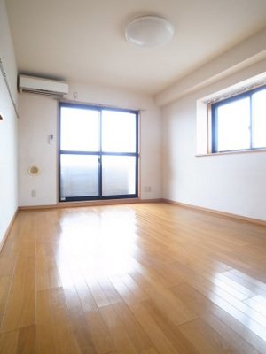 【居間・リビング】 | 都町小川マンション | 角部屋は出窓付きで明るいお部屋