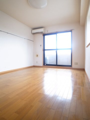 【居間・リビング】 | 都町小川マンション | 広々8.7帖も使いやすいサイズ！